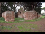 07783 ostia - regio iv - insula i - cardo maximus - caseggiato a botteghe (v,i,1) - nordwestende - 01-2024.jpg